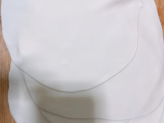 3、自制煎饼,擀面饼：用擀面杖擀面成饼状