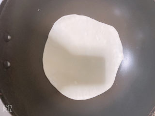 5、自制煎饼,煎饼：将面饼放入锅内可加油也可不加 看个人喜好