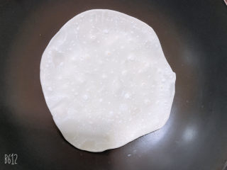 6、自制煎饼,煎饼：反复翻面 