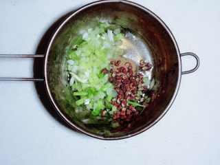 1、杨扬佳带你体验不一样的戚风蛋糕——葱油戚风蛋糕,将香葱、花椒、五香粉、盐、胡椒粉放入小锅。