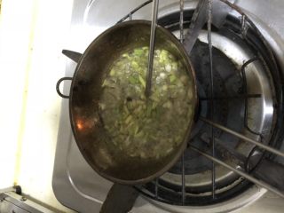 2、杨扬佳带你体验不一样的戚风蛋糕——葱油戚风蛋糕,加入50g油小火炒香，关火晾凉备用。