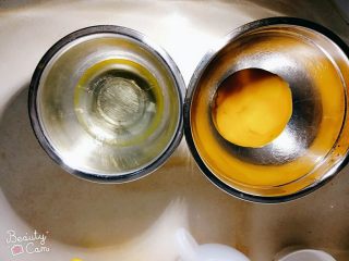 3、杨扬佳带你体验不一样的戚风蛋糕——葱油戚风蛋糕,蛋白、蛋黄分开。