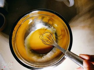 4、杨扬佳带你体验不一样的戚风蛋糕——葱油戚风蛋糕,蛋黄敲碎。