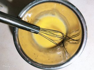 5、杨扬佳带你体验不一样的戚风蛋糕——葱油戚风蛋糕,加入5g糖搅拌。