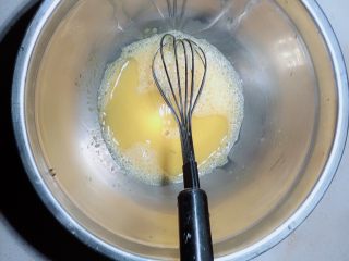 6、杨扬佳带你体验不一样的戚风蛋糕——葱油戚风蛋糕,滤入15克葱油拌匀。