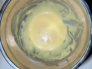 7、杨扬佳带你体验不一样的戚风蛋糕——葱油戚风蛋糕,筛入面粉拌至无颗粒。