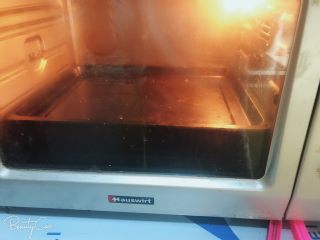 8、杨扬佳带你体验不一样的戚风蛋糕——葱油戚风蛋糕,烤箱预热160℃。