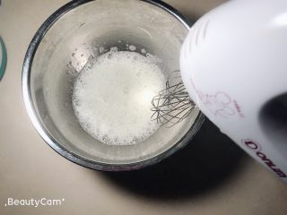 10、杨扬佳带你体验不一样的戚风蛋糕——葱油戚风蛋糕,打发出鱼眼泡加入1／3糖，继续打发。