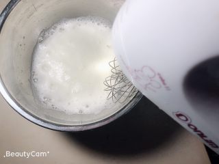 11、杨扬佳带你体验不一样的戚风蛋糕——葱油戚风蛋糕,打发至出现细密泡沫，再次加入1/3糖，继续打发。