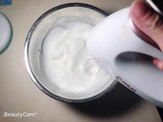 12、杨扬佳带你体验不一样的戚风蛋糕——葱油戚风蛋糕,打发至出现纹路加入剩余1/3糖，继续打发。