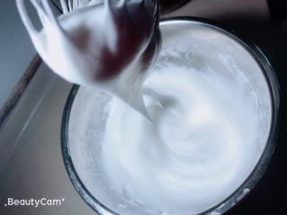 13、杨扬佳带你体验不一样的戚风蛋糕——葱油戚风蛋糕,打发至出现小尖角的硬性发泡状态。