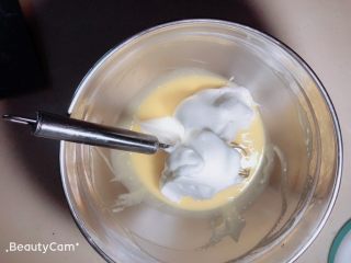 14、杨扬佳带你体验不一样的戚风蛋糕——葱油戚风蛋糕,取1/3蛋白加入面糊。