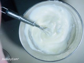 15、杨扬佳带你体验不一样的戚风蛋糕——葱油戚风蛋糕,用打蛋器迅速拌匀，其余蛋白分两次加入，并迅速搅拌均匀。