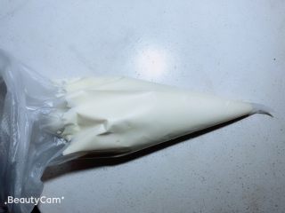 16、杨扬佳带你体验不一样的戚风蛋糕——葱油戚风蛋糕,装入裱花袋。