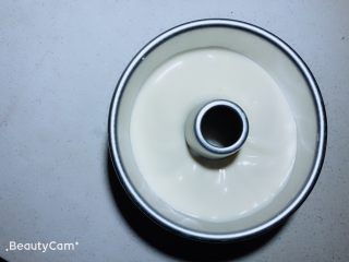 17、杨扬佳带你体验不一样的戚风蛋糕——葱油戚风蛋糕,挤入模具。