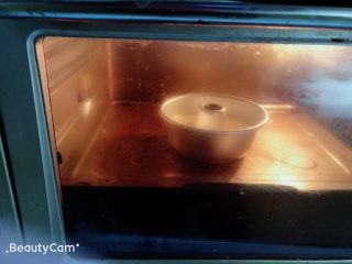 18、杨扬佳带你体验不一样的戚风蛋糕——葱油戚风蛋糕,上下火160℃烤20分钟。