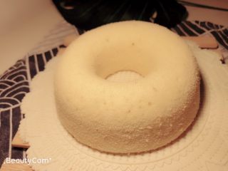 20、杨扬佳带你体验不一样的戚风蛋糕——葱油戚风蛋糕,脱模即可。