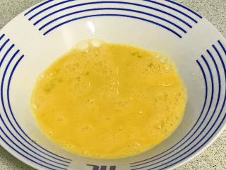 3、百变水果+酥炸香蕉,全蛋液打散。