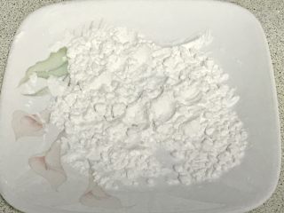 4、百变水果+酥炸香蕉,用小盘子装好干淀粉。