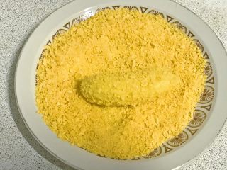 9、百变水果+酥炸香蕉,再到面包糠里滚一下，反复滚匀。