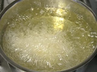 12、百变水果+酥炸香蕉,下入滚好的香蕉炸。