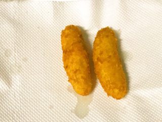 14、百变水果+酥炸香蕉,放在厨房用纸上，吸掉多余油份。