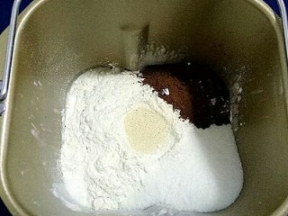 2、可可麻薯软欧包,把面包用料除黄油以外的材料都放进面包机，先放液体，在放面粉，酵母放中心，盐、糖、可可粉放在三个角