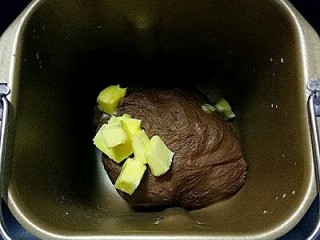 3、可可麻薯软欧包,启动面包机和面20分钟，加入黄油后，继续和面20分钟