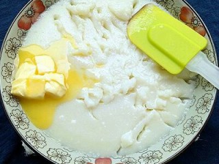 8、可可麻薯软欧包,放入锅中大火蒸15分钟，蒸熟的麻薯是透明的，趁热把黄油加入麻薯中