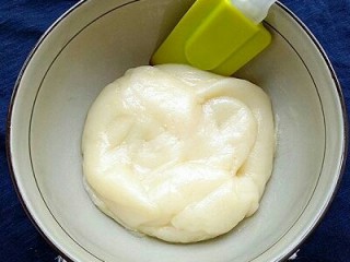 9、可可麻薯软欧包,用刮刀拌均匀，分成三份。豆沙也分成三份