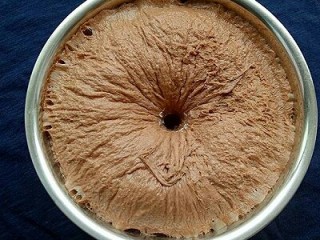 10、可可麻薯软欧包,这是发酵好的面团，用手指沾面粉戳小洞，不回缩不塌馅即发酵完成