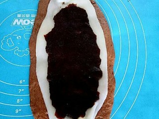 13、可可麻薯软欧包,把麻薯放在面团上，取一份豆沙铺在上面