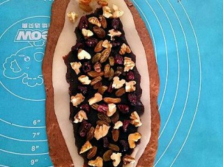 14、可可麻薯软欧包,把蔓越莓、葡萄干、核桃铺在上面