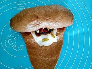 15、可可麻薯软欧包,由上往下卷起，捏紧收口