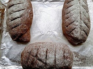 17、可可麻薯软欧包,发酵好的面团用锋利的刀片割出自己喜欢的形状（我割的不好看，用的水果刀，没有锋利的刀片）。然后撒些高筋粉