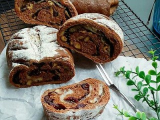 19、可可麻薯软欧包,烤好的面包很硬，放凉后就软了，切开，吃起来，太香了