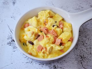 8、芝士焗吐司,取一个可以进烤箱的烤碗，把拌匀的吐司材料全倒入烤碗中