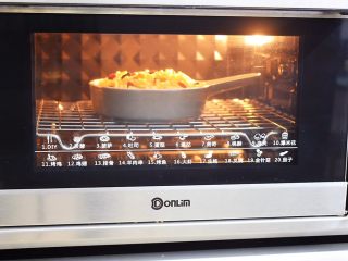 11、芝士焗吐司,放入预热好的烤箱，上下火200度，中层烤15-20分钟，烤至表面芝士融化变成金黄色即可