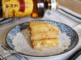 11、脆炸鲜牛奶,金灿灿的外衣内包裹着浓郁的牛奶，趁热吃