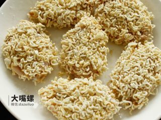 9、劲脆特制炸鸡翅丨大嘴螺,当当当当！完美（其实我不会告诉你是因为家里没有面包糠就索性用的方便面屑，可幸的是口感出人意料的好，get新技能）