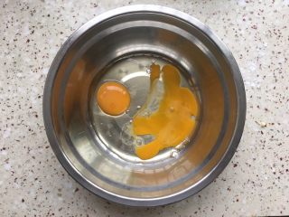 2、纸杯蛋糕,鸡蛋磕入盆里；