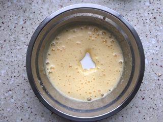 3、纸杯蛋糕,分次加入细糖，打发全蛋；