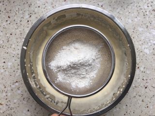 5、纸杯蛋糕,分2次筛入低粉；