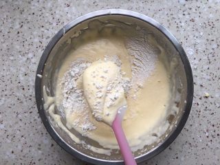 6、纸杯蛋糕,从蛋糊中间舀起面糊再倒回去；