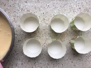 9、纸杯蛋糕,准备纸杯；