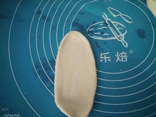 8、香甜小面包#面团的发酵之旅#,醒发过后剂子擀成，长舌状。