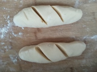 8、全麦面包,分成两个，中间划两刀