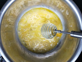 2、铜锣烧（印花版),鸡蛋充分打散，白糖分两次加入搅拌，一定要完全融化，