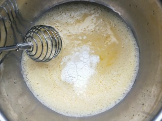 3、铜锣烧（印花版),加入泡打粉，盐，牛奶，蜂蜜搅拌均匀