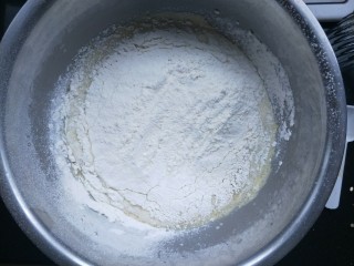 4、铜锣烧（印花版),最后筛入低筋面粉。面粉最好过筛。搅拌均匀。